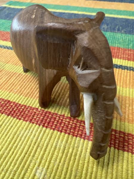 Imagen de Éléphant en bois sculpté, décoration artisanale unique