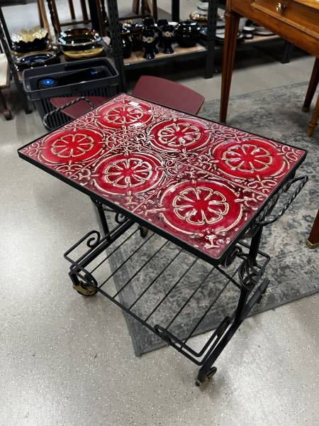 Imagen de Desserte vintage, plateau en céramique rouge