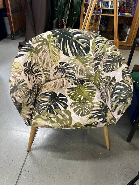Imagen de Elegante sillón con estampado tropical