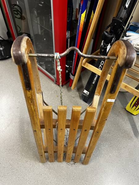 Imagen de Trineo de madera clásico para disfrutar la nieve