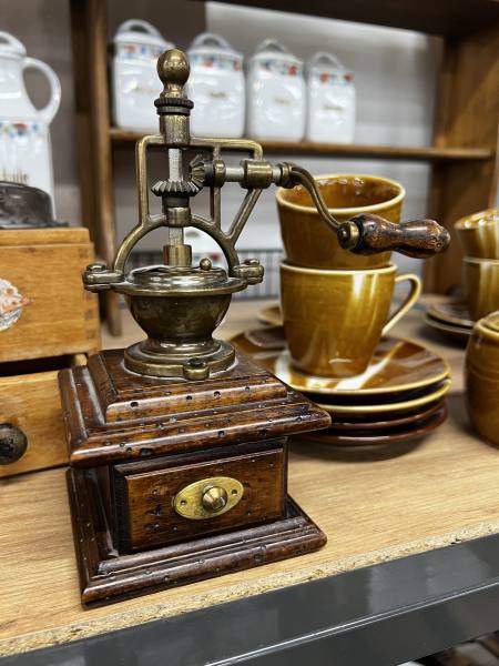Imagen de Molino de café antiguo madera y latón