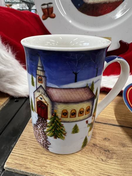 Imagen de Taza navideña con diseño de iglesia y muñeco de nieve