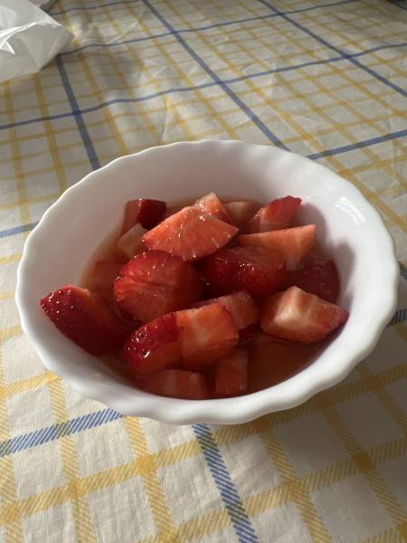 Imagen de Fresas cortadas en almíbar, postre casero listo