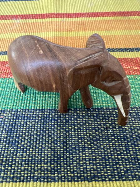 Imagen de Elefante de madera decorativo tallado a mano